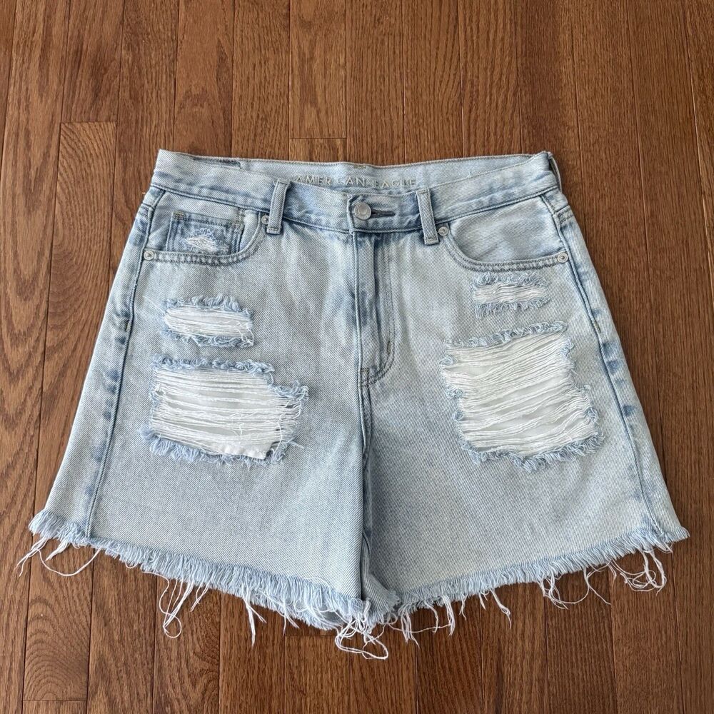 American Eagle Mom Shorts Women’s 4 Light Wash High Rise Distressed Fringe Denim